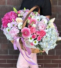 Композиция солнечный день в Каменске-Шахтинском Цветочная композиция из Розы, Хризантемы, Пионы и Лизиантусы в корзине в Каменске-Шахтинском