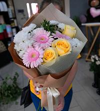 Букет цветов из:  Герберы, Розы и Хризантемы в Каменске-Шахтинском