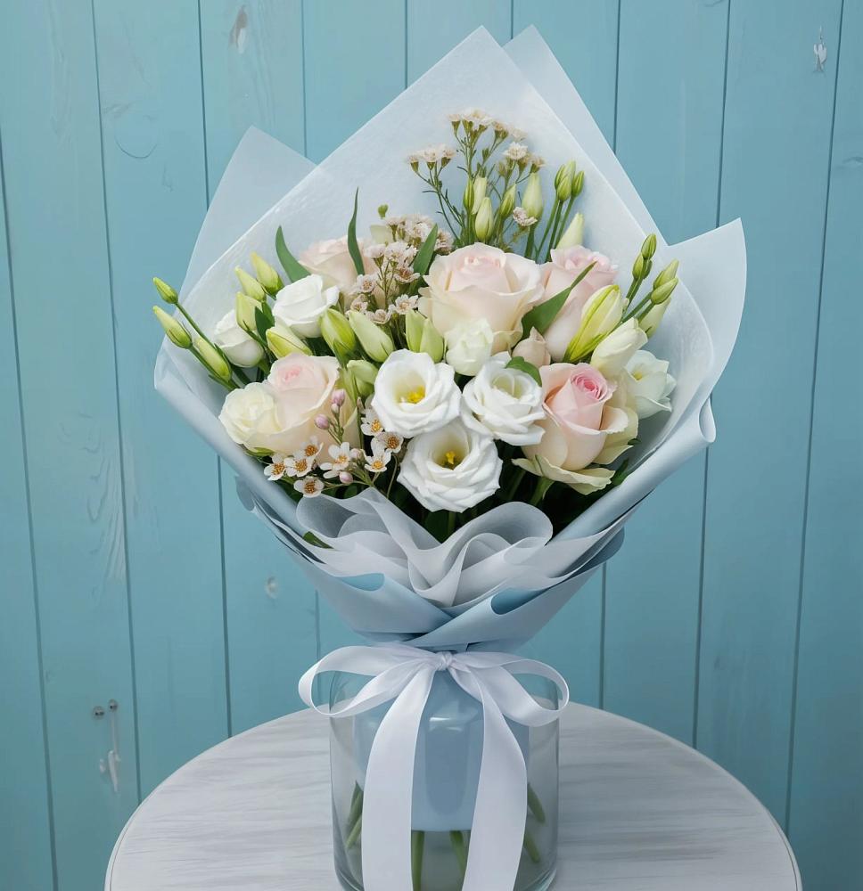 Букет цветов из: Розы и Лизиантусы в Каменске-Шахтинском