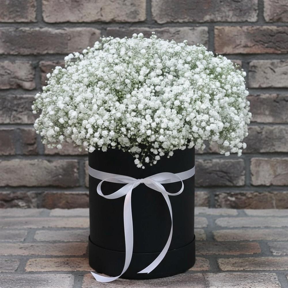 Цветочная композиция из Гипсофила в шляпной коробке в Каменске-Шахтинском