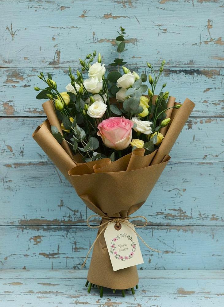 Букет цветов из: Розы и Лизиантусы в Каменске-Шахтинском