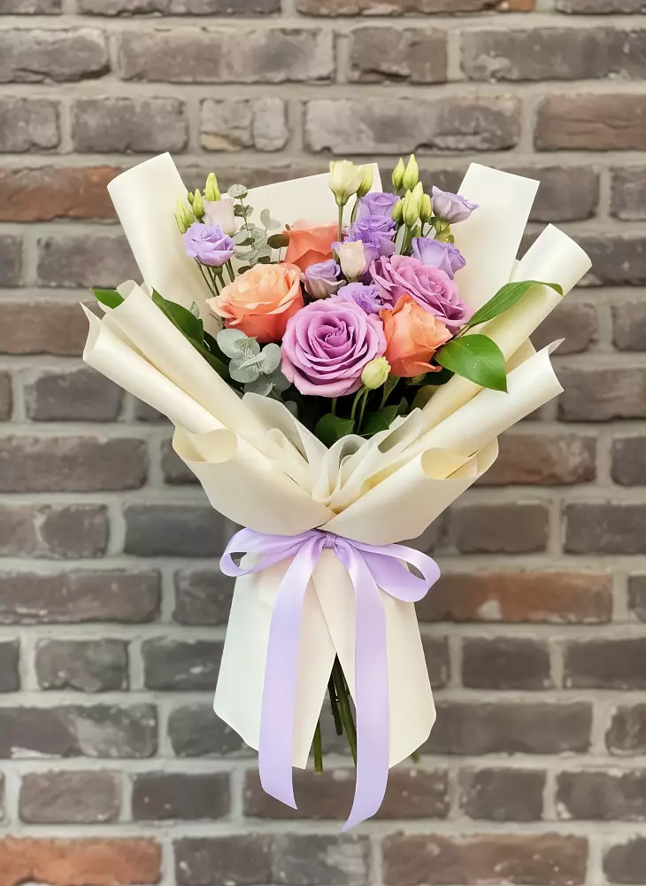 Букет цветов из: Лизиантусы и Розы в Каменске-Шахтинском