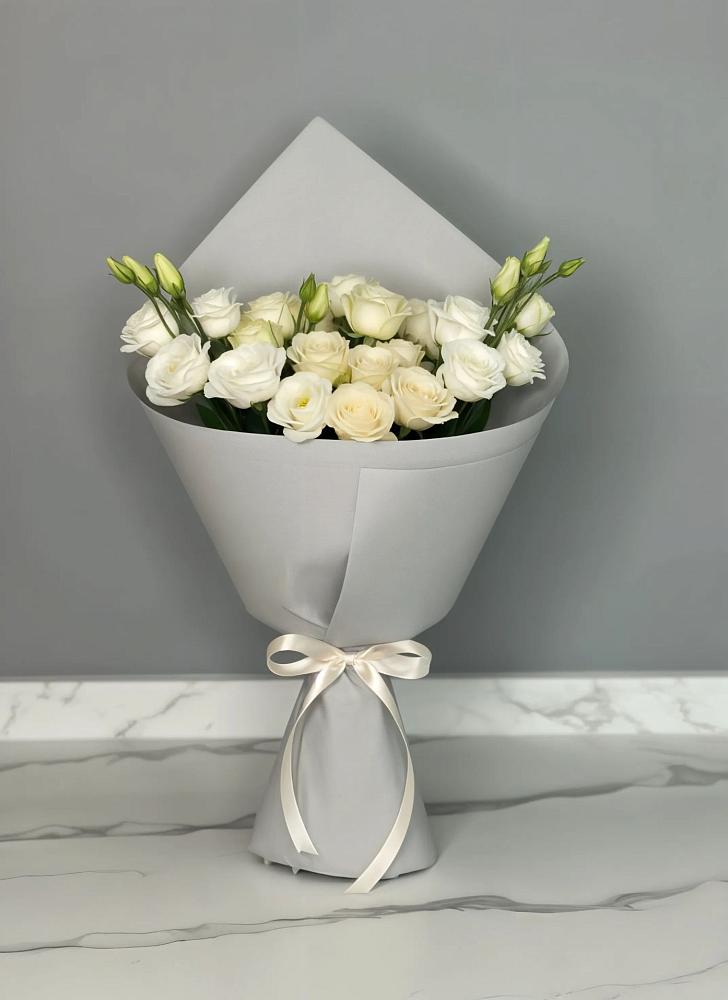 Букет цветов из: Розы и Лизиантусы в Каменске-Шахтинском