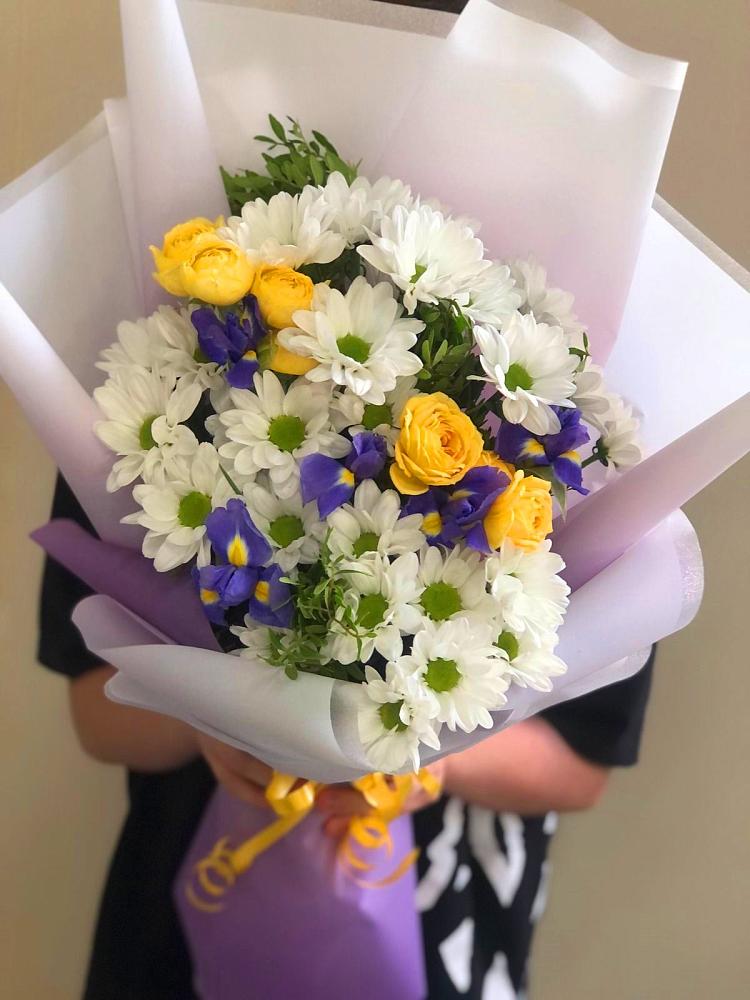 Букет цветов из: Ирисы, Хризантемы и Розы в Каменске-Шахтинском