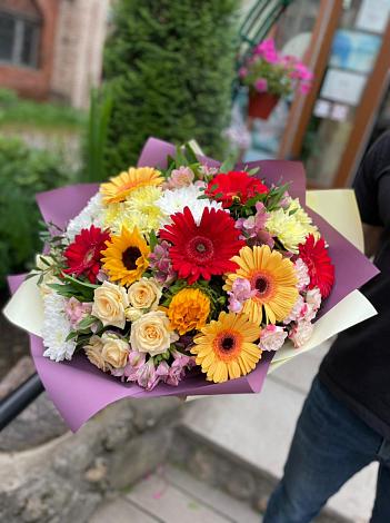 Букет цветов из: Герберы, Ромашки, Хризантемы, Розы и Подсолнухи в Каменске-Шахтинском