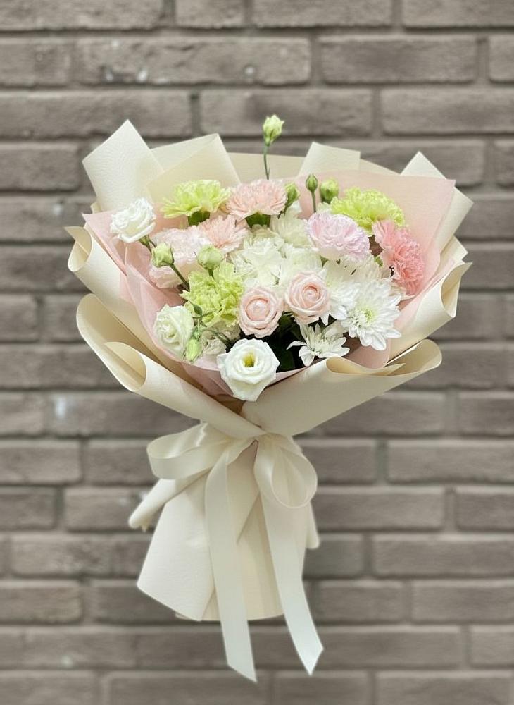 Букет цветов из: Гвоздики, Розы, Лизиантусы и Хризантемы в Каменске-Шахтинском