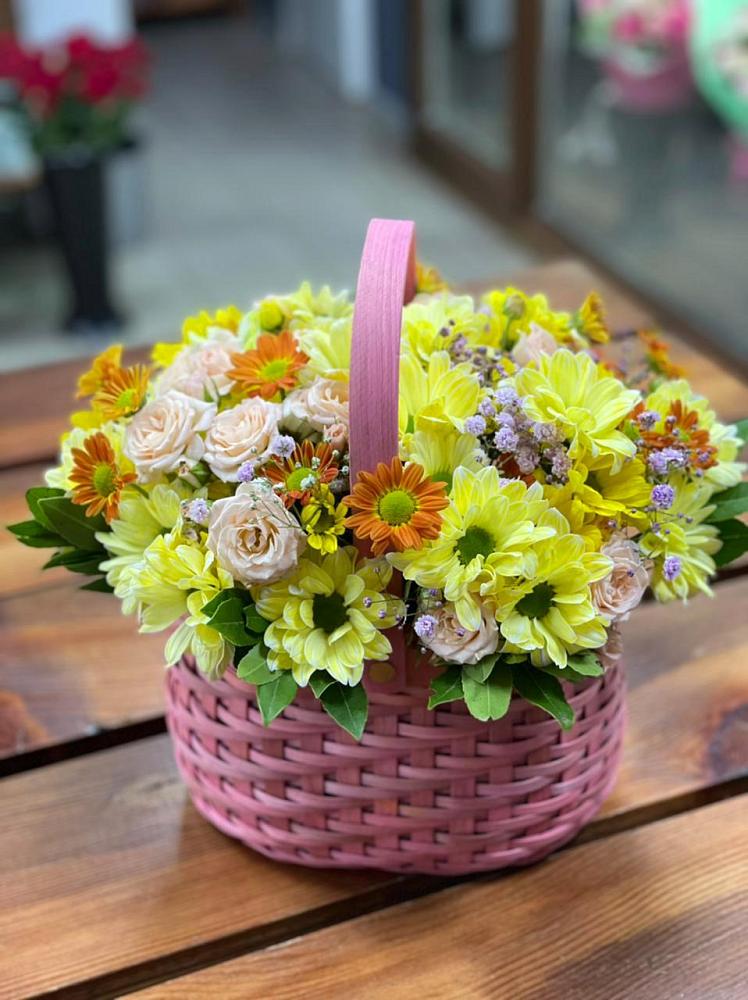 Цветочная композиция из Хризантемы и Розы в корзине в Каменске-Шахтинском