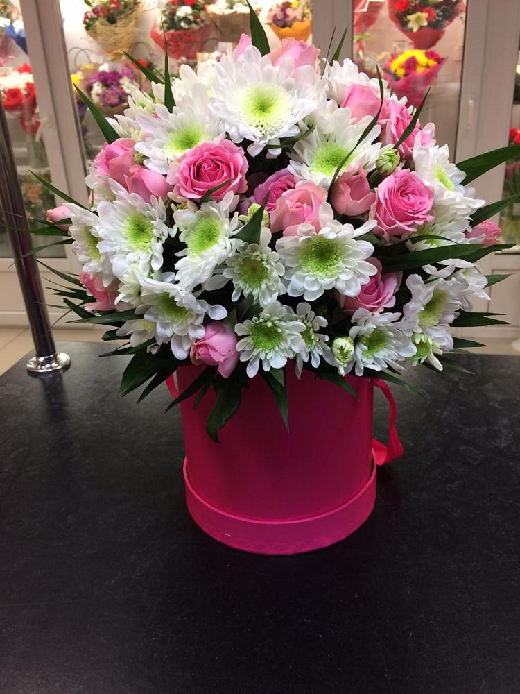 Цветочная композиция из Розы и Хризантемы в шляпной коробке в Каменске-Шахтинском