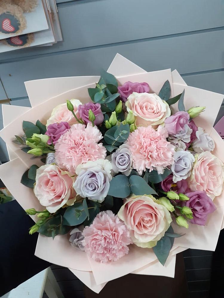 Букет цветов из: Розы, Гвоздики и Лизиантусы в Каменске-Шахтинском