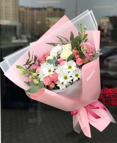 Букет цветов из: Розы, Лизиантусы и Хризантемы в Каменске-Шахтинском