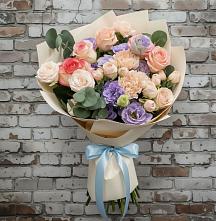 Букет цветов из:  Розы, Лизиантусы и Гвоздики в Каменске-Шахтинском