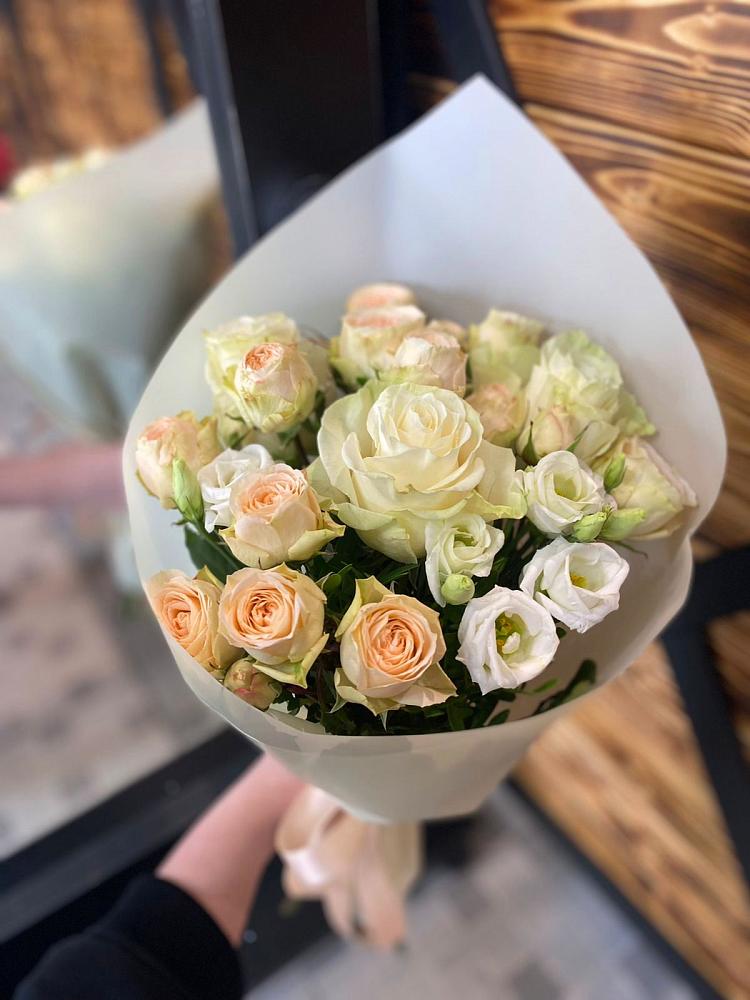 Букет цветов из: Розы и Лизиантусы в Каменске-Шахтинском