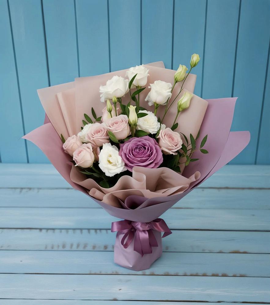 Букет цветов из: Розы и Лизиантусы в Каменске-Шахтинском